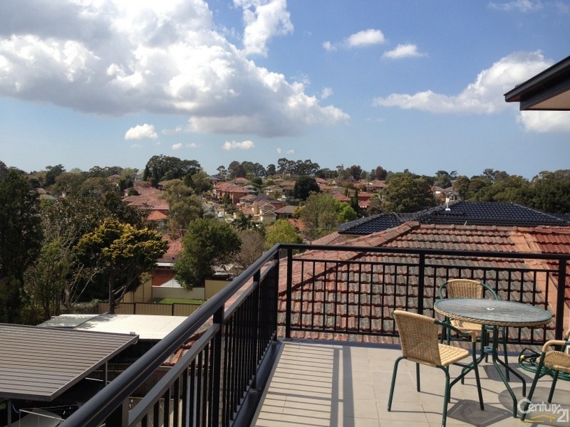 10 LYNESTA AVENUE, Bexley North NSW 2207