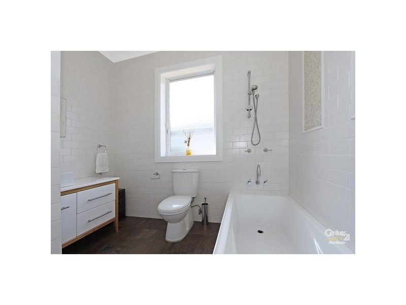 211 Oak Road, Kirrawee NSW 2232