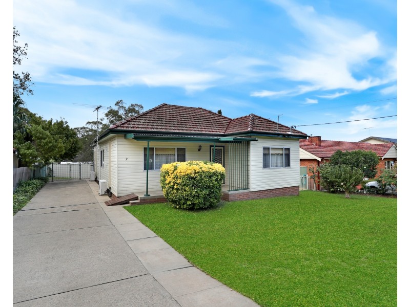 7 Mundakal Avenue, Kirrawee NSW 2232