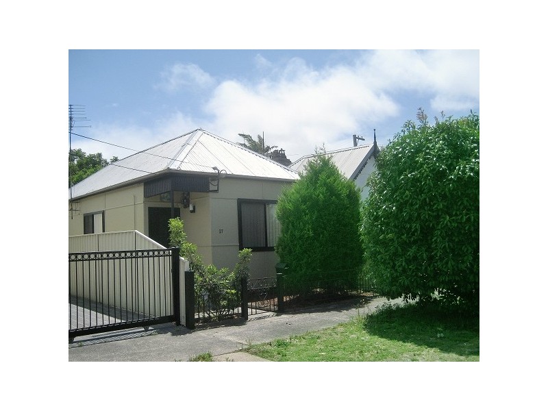 27 Robinson Street, Eastlakes NSW 2018