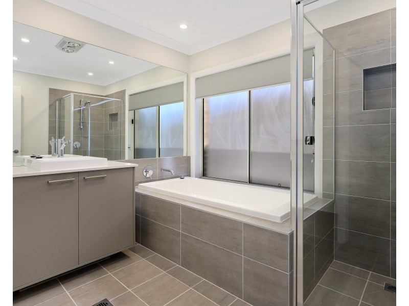 124 Pridham Ave, Box Hill NSW 2765