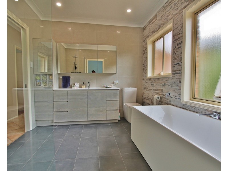 42-44 Kingfisher Crescent, Bullaburra NSW 2784