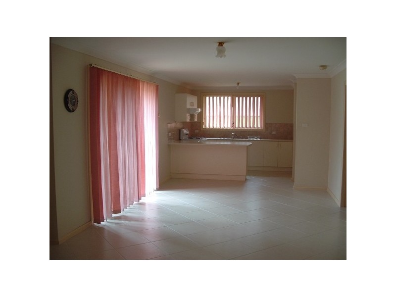 10 Meredith Crescent, St Helens Park NSW 2560