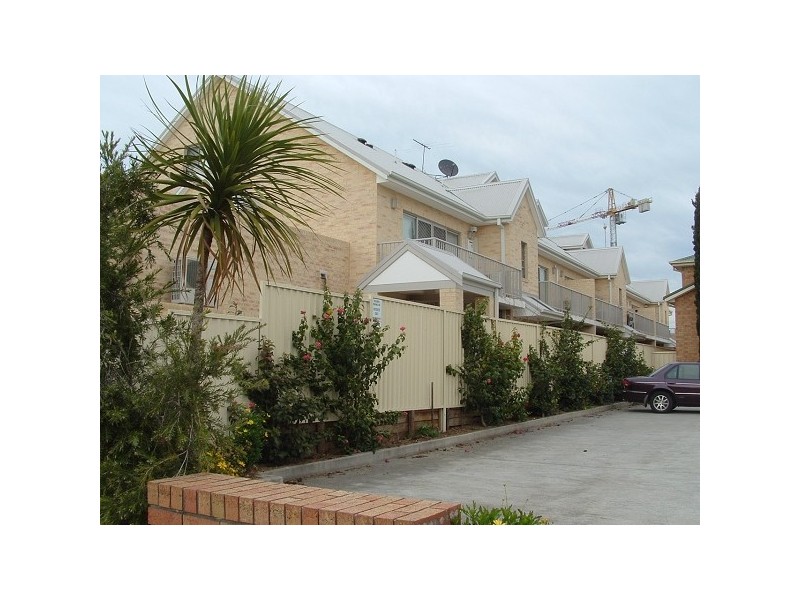 4/13 Chamberlain Street, Campbelltown NSW 2560