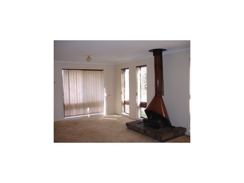 28 Cleopatra Drive, Rosemeadow NSW 2560