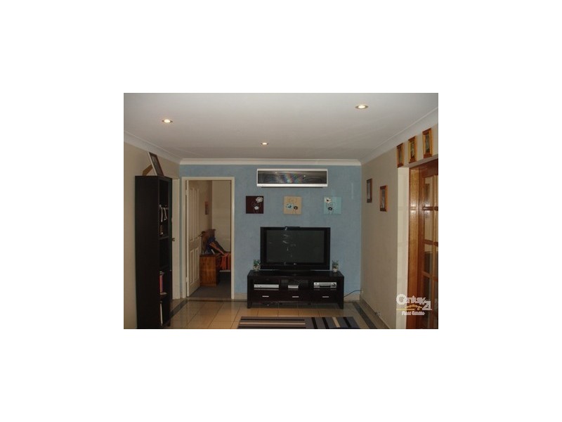 8 Gambia Street, Kearns NSW 2558