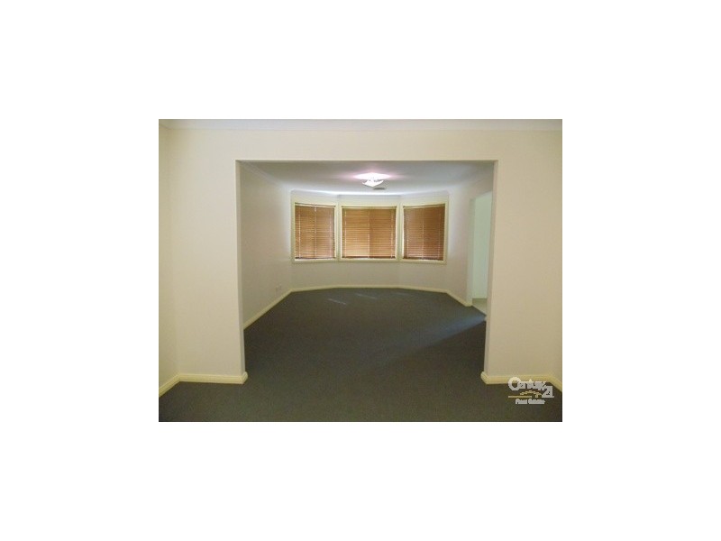 8 Mt Sugarloaf Dr, Glen Alpine NSW 2560