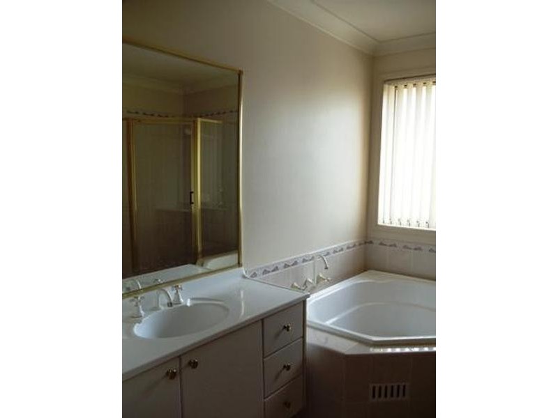 6 Hebrides Avenue, Macquarie Links NSW 2565