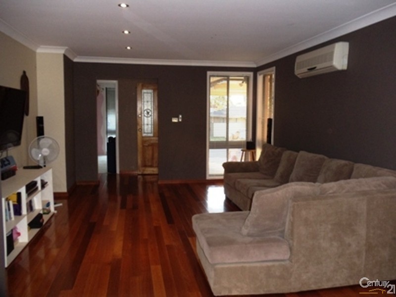 11 Briggs Place, St Helens Park NSW 2560