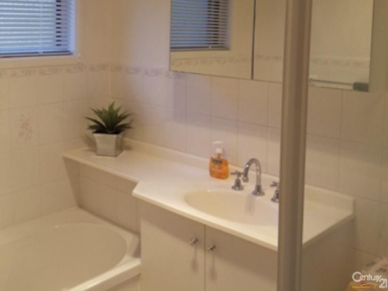 11 Briggs Place, St Helens Park NSW 2560