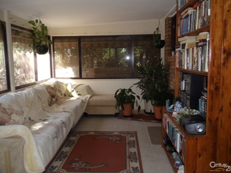 5 Demetrius Road, Rosemeadow NSW 2560