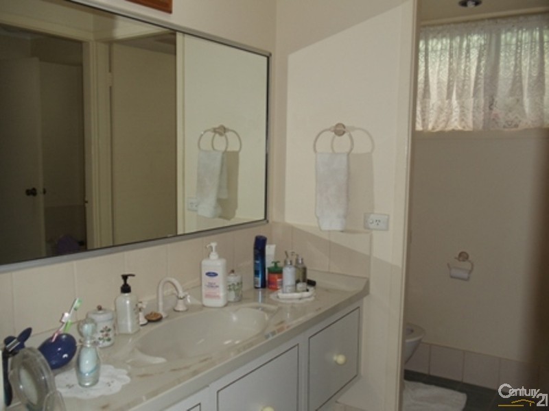 5 Demetrius Road, Rosemeadow NSW 2560