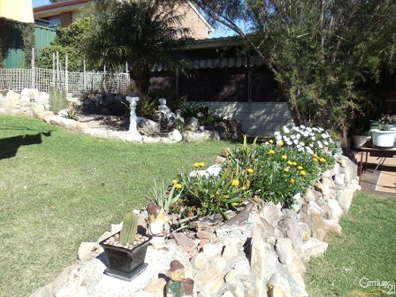 5 Demetrius Road, Rosemeadow NSW 2560