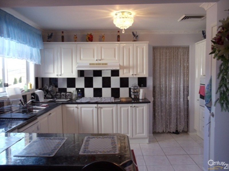 80 Englorie Park Drive, Glen Alpine NSW 2560