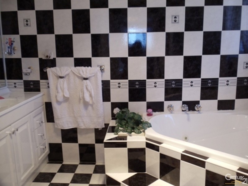 80 Englorie Park Drive, Glen Alpine NSW 2560