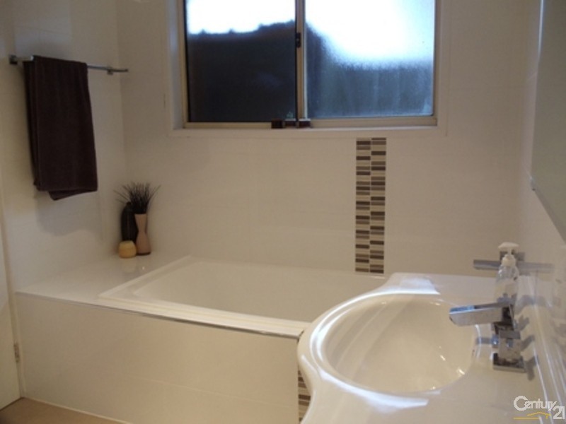 9A Withnell Crescent, St Helens Park NSW 2560
