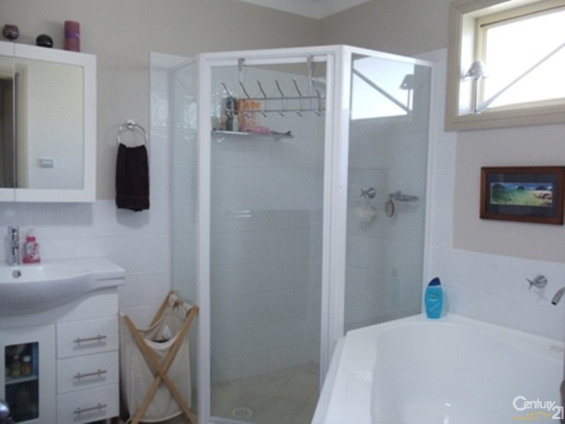 2 Poplar Crescent, Bradbury NSW 2560