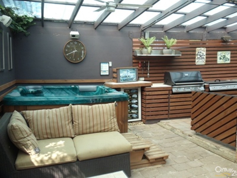 2 Poplar Crescent, Bradbury NSW 2560