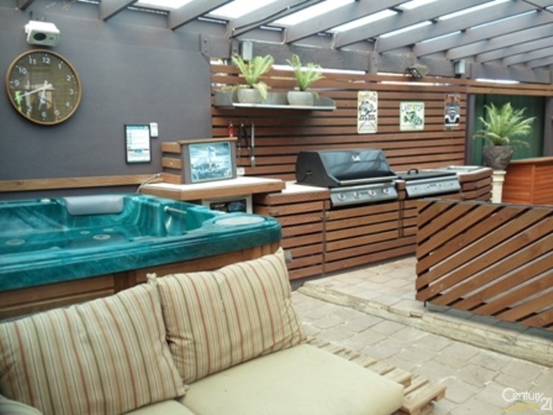 2 Poplar Crescent, Bradbury NSW 2560