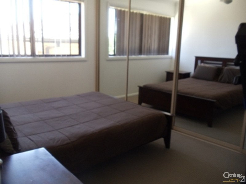 10 Lawn Avenue, Bradbury NSW 2560