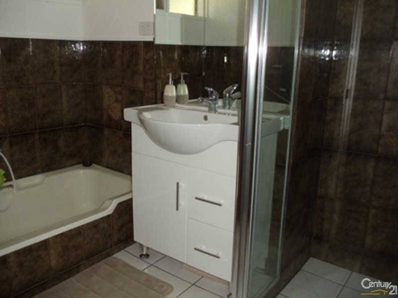 10 Lawn Avenue, Bradbury NSW 2560