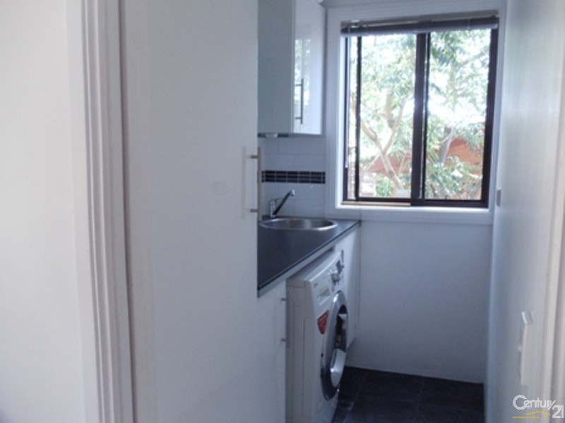 10 Lawn Avenue, Bradbury NSW 2560