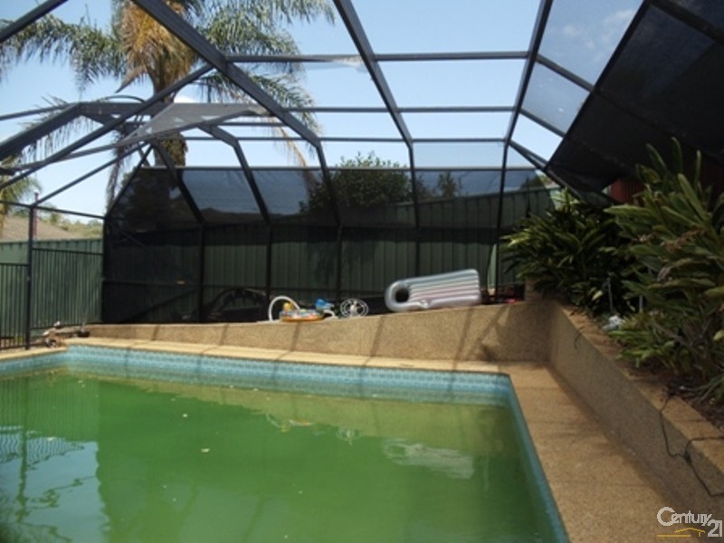 10 Lawn Avenue, Bradbury NSW 2560