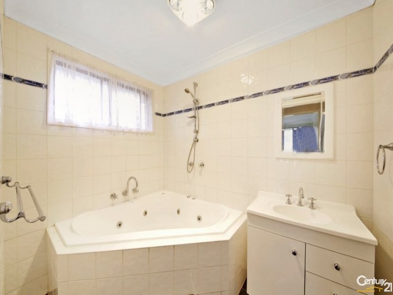 10 Poppy Close, Rosemeadow NSW 2560