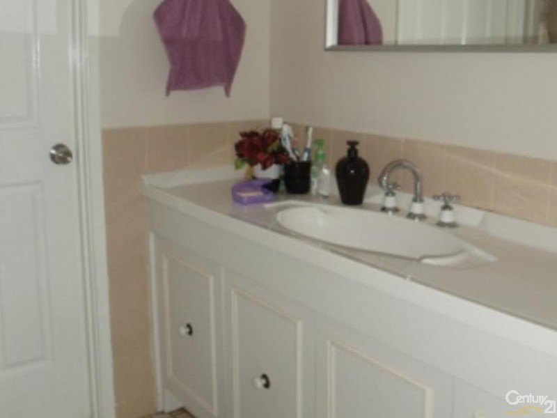 2 Tungoo Place, St Helens Park NSW 2560