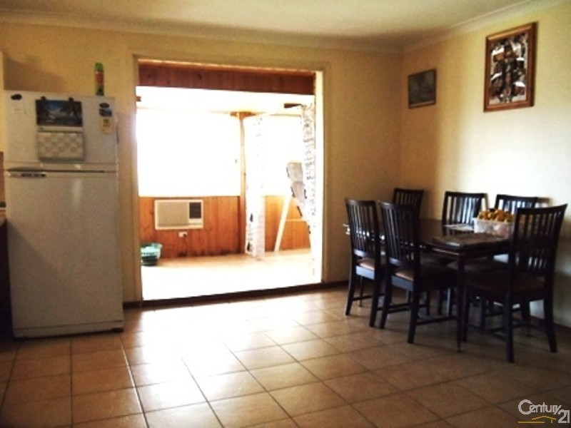 21 Archibald Crescent, Rosemeadow NSW 2560