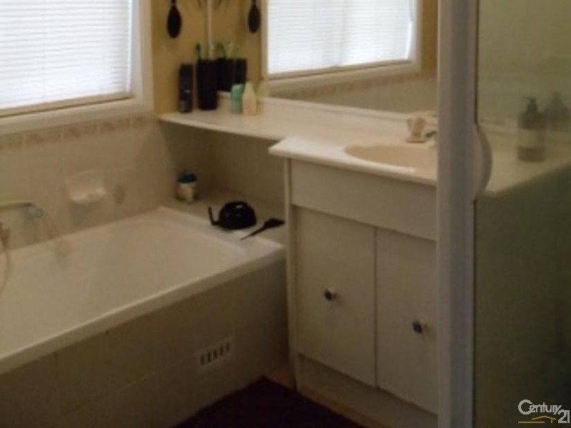 21 Archibald Crescent, Rosemeadow NSW 2560