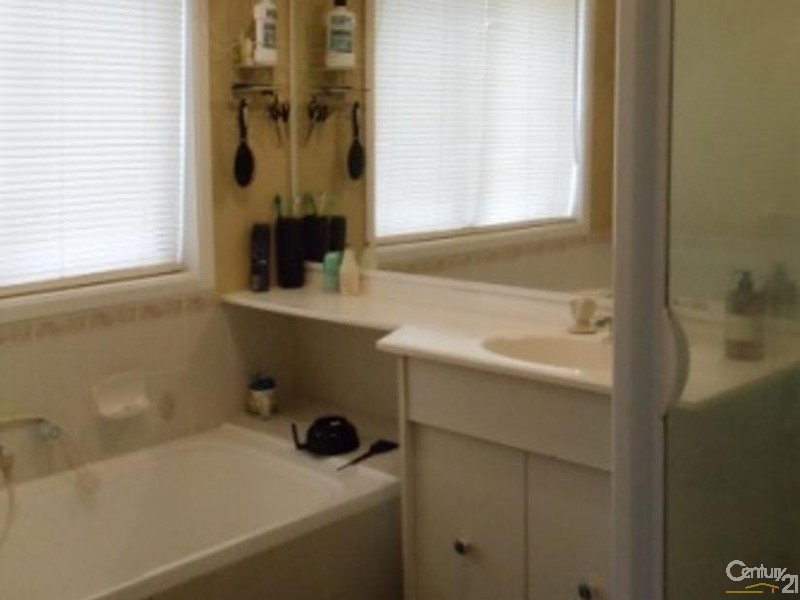 21 Archibald Crescent, Rosemeadow NSW 2560