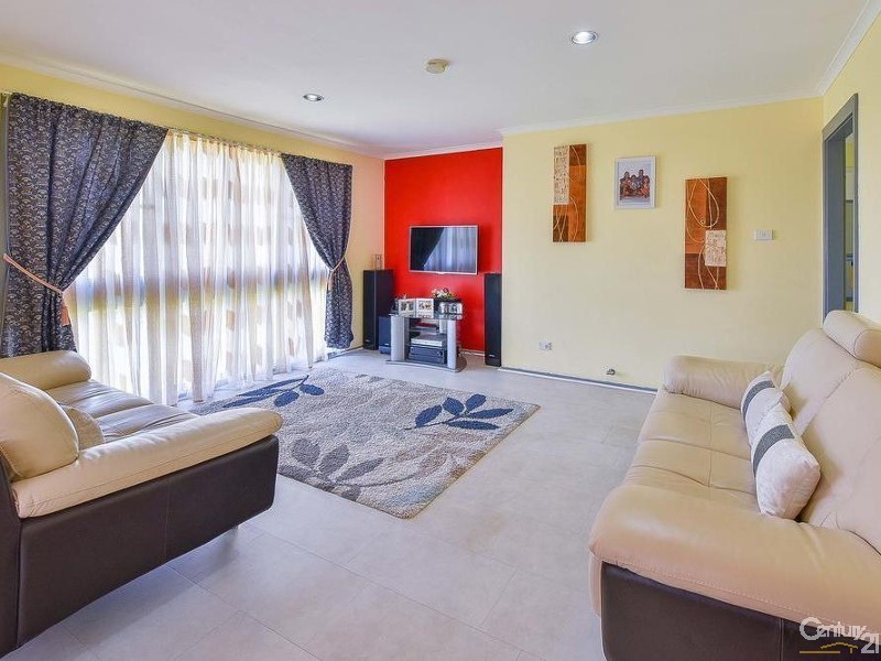 15 Emilia Close, Rosemeadow NSW 2560