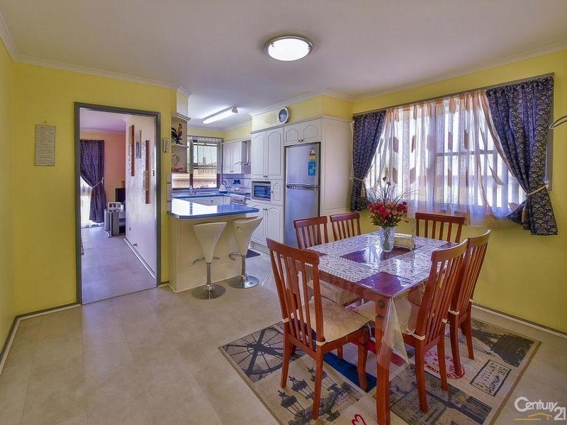 15 Emilia Close, Rosemeadow NSW 2560