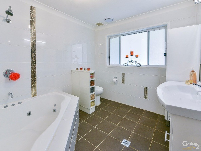 15 Tallowwood Crescent, Bradbury NSW 2560