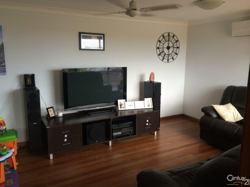 16 Balthasar Close, Rosemeadow NSW 2560