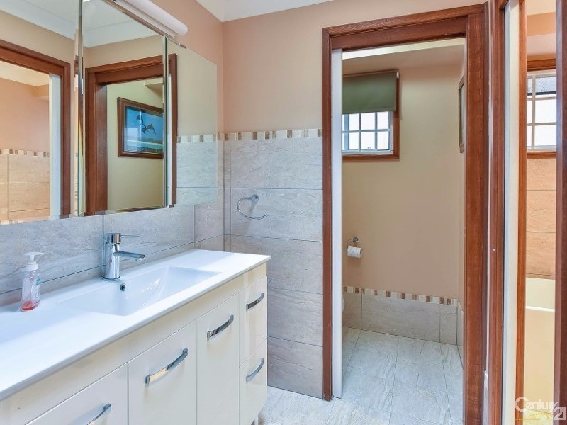 11 Alexis Place, Rosemeadow NSW 2560