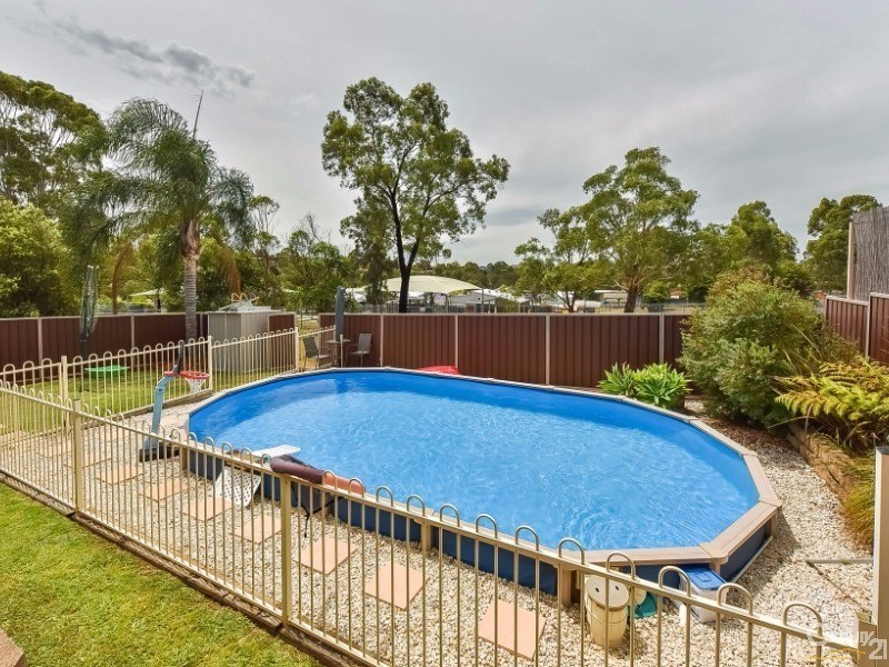 11 Alexis Place, Rosemeadow NSW 2560