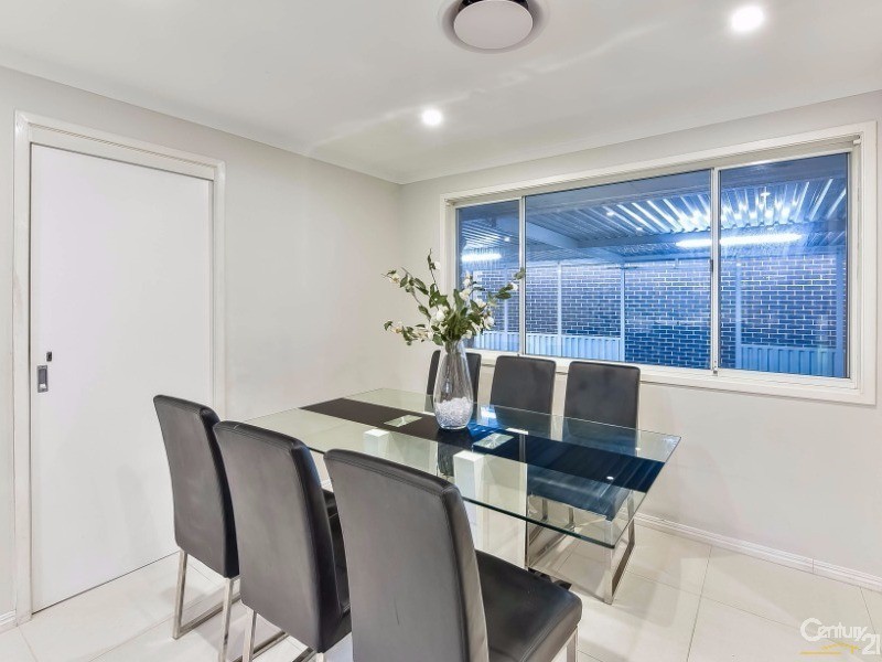 11 Rutherglen Drive, St Andrews NSW 2566