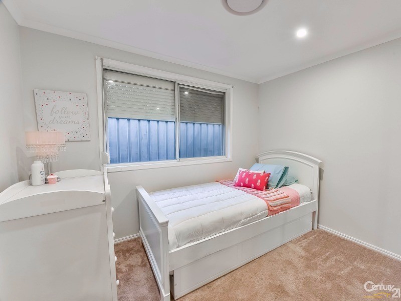 11 Rutherglen Drive, St Andrews NSW 2566