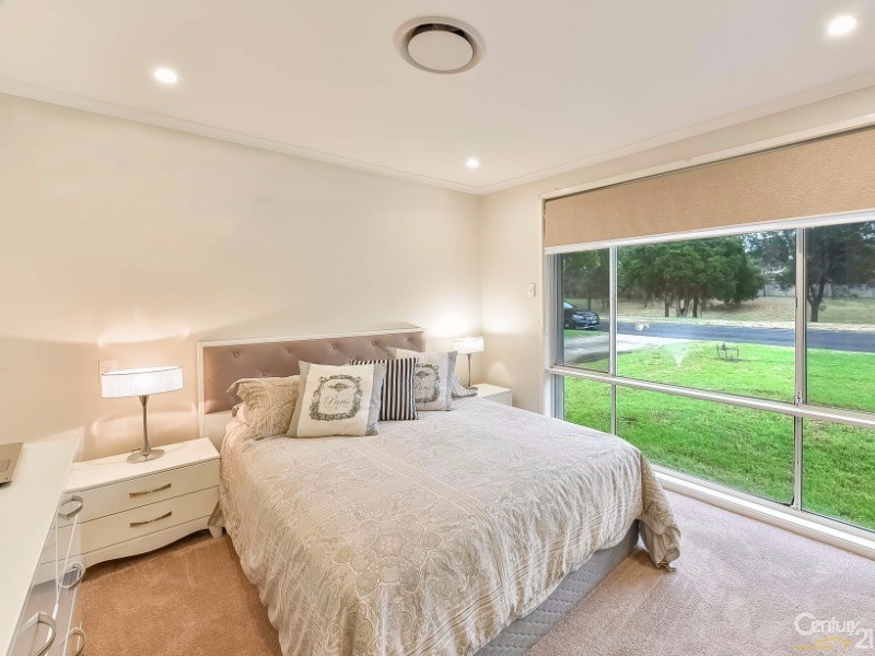 11 Rutherglen Drive, St Andrews NSW 2566