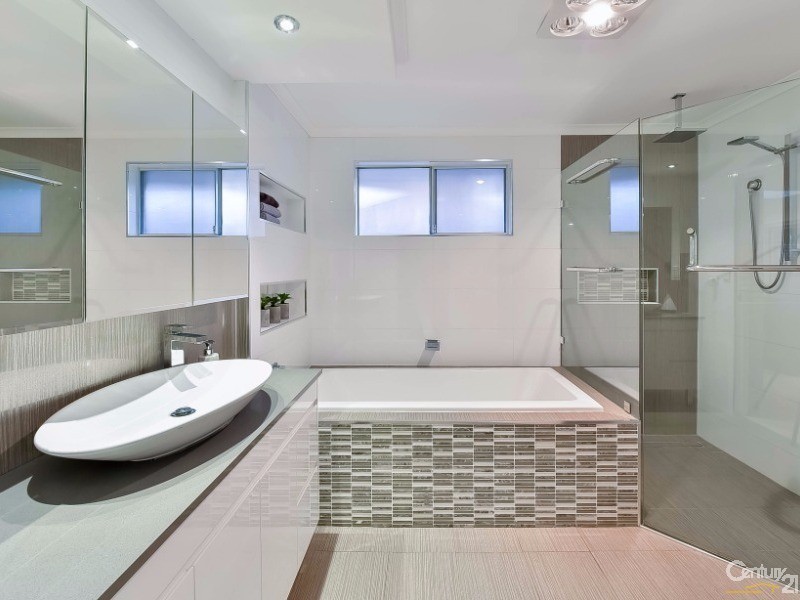 11 Rutherglen Drive, St Andrews NSW 2566