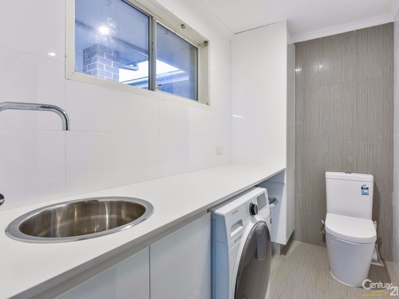 11 Rutherglen Drive, St Andrews NSW 2566