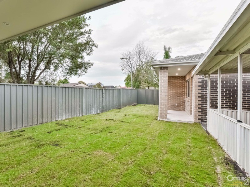 11 Rutherglen Drive, St Andrews NSW 2566