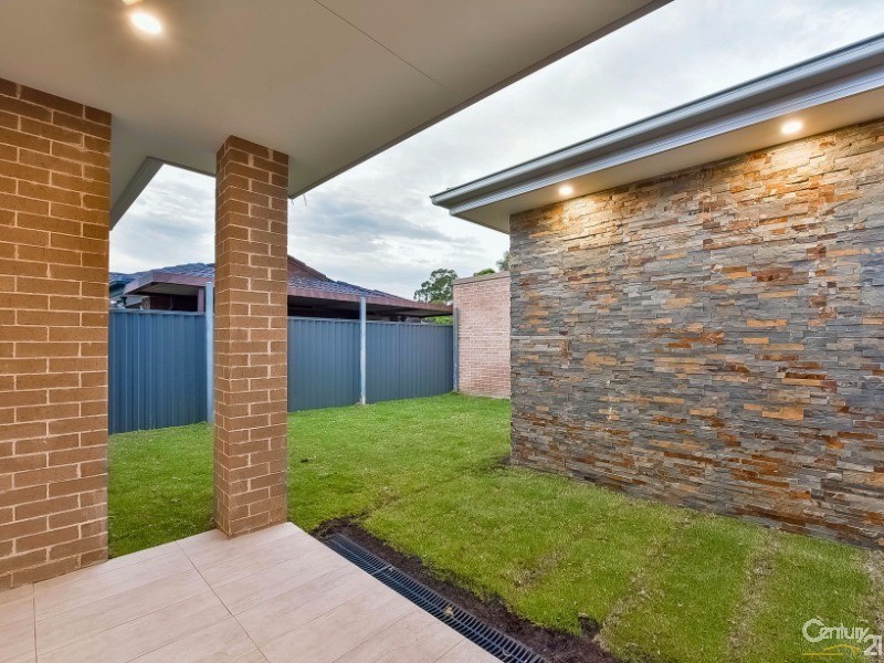 11 Rutherglen Drive, St Andrews NSW 2566