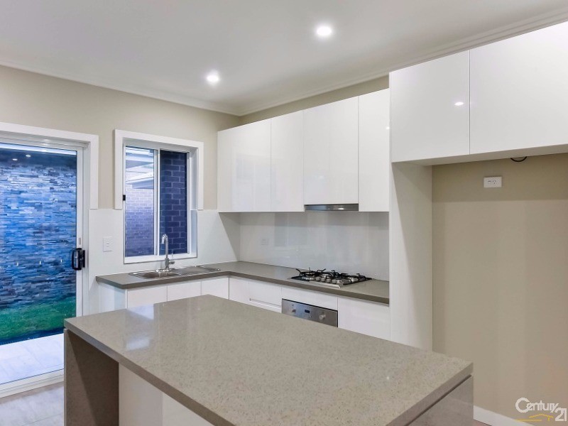 11 Rutherglen Drive, St Andrews NSW 2566