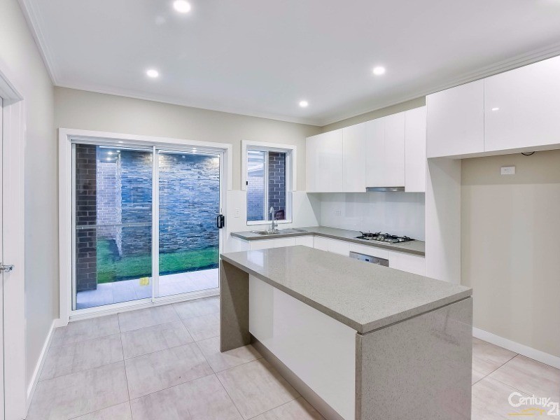 11 Rutherglen Drive, St Andrews NSW 2566