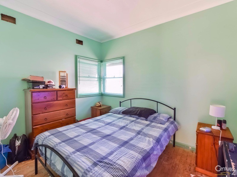 8 Kendall Street, Campbelltown NSW 2560