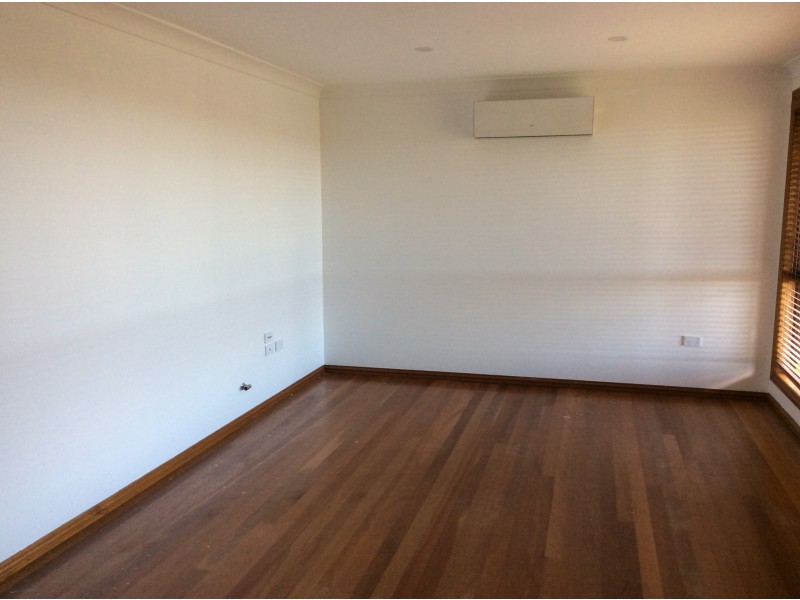 16 Balthasar Close, Rosemeadow NSW 2560