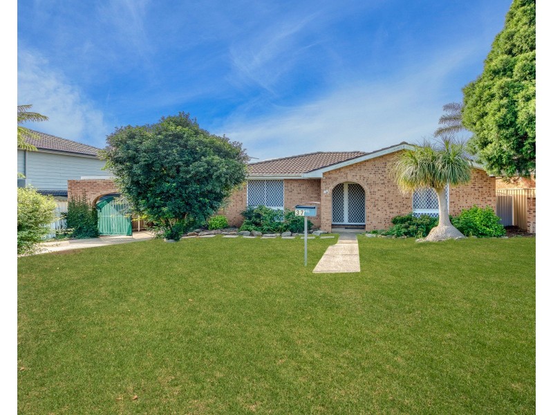 37 Lorenzo Crescent, Rosemeadow NSW 2560